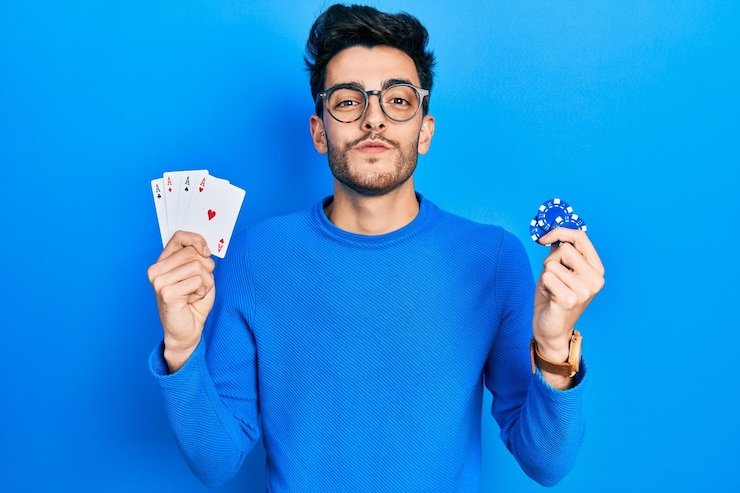 Tabel strategi Caribbean Stud Poker dengan rekomendasi fold atau raise